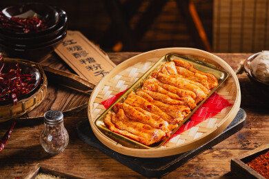 老木桌竹编农家的糟辣椒腌肉条横构图