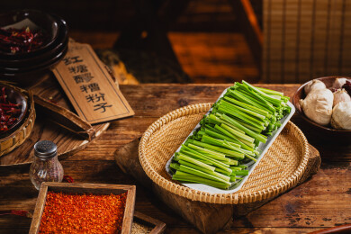 老木桌竹编农家的蒜苔段横构图
