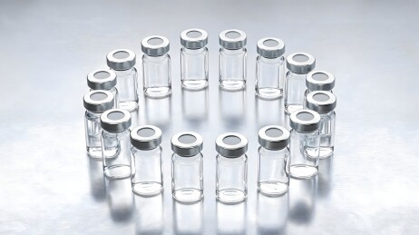 排列整齐的玻璃药瓶