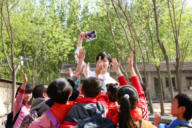 女教师为小学生进行生动教学