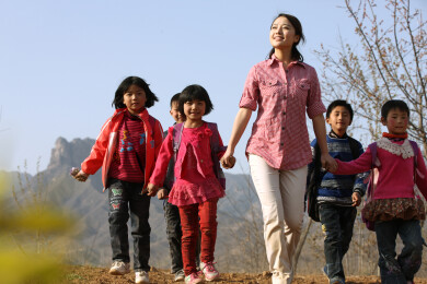 女老师带领学生春游