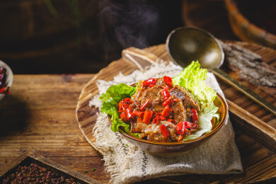 农家怀旧藤编盘的香辣牛肉横构图