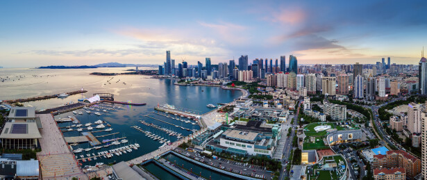 航拍青岛浮山湾奥帆中心滨海城市天际线全景