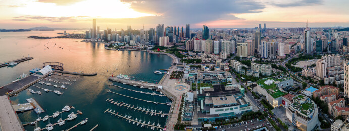 航拍青岛浮山湾奥帆中心滨海城市天际线全景