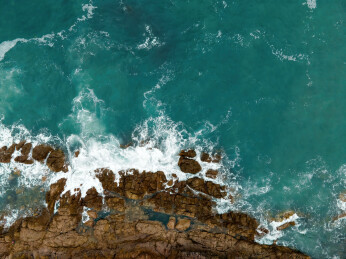 航拍礁石海岸海浪翻涌的自然海景