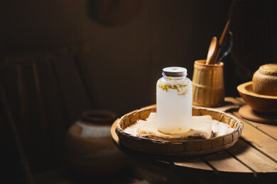 日式怀旧老木桌的香草柠檬饮横构图