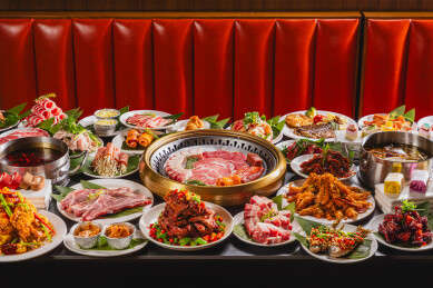 火锅烤肉店的卡座涮烤全景横构图