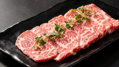 精致摆盘的雪花牛肉切片