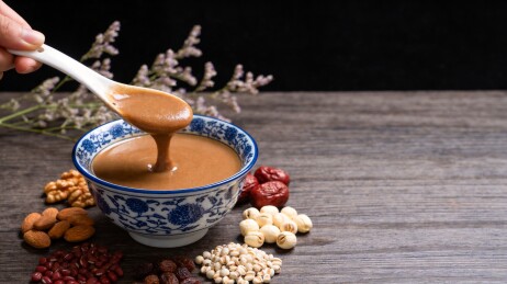 一碗浓稠饮品搭配多种食材