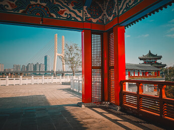 南昌八一大桥和滕王阁景区仿古建筑古今同框