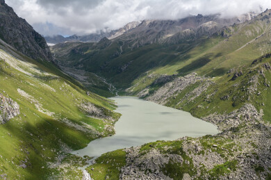 航拍孟克特古道冰川融水小天湖全景