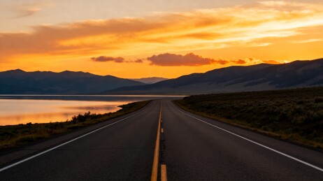 公路延伸至湖畔日落美景