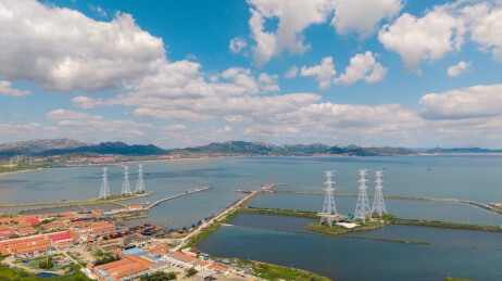 沿海水域输电塔与村落景观