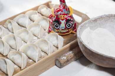 中国人手工包水饺，传统春节美食