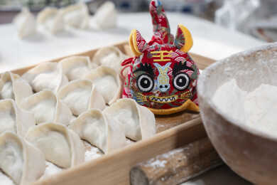 中国人手工包水饺，传统春节美食