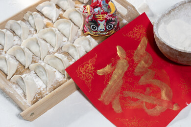 中国人手工包水饺，传统春节美食