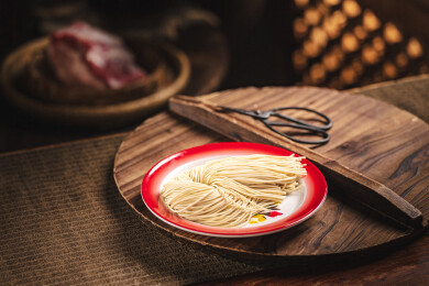 深色竹木江湖菜的手工面条横构图