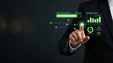 商务人士点击发光绿色全息项目效率图表