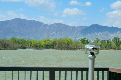 翠湖湿地湖景与远山