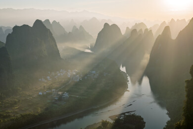 中国广西省桂林市阳朔县相公山日出风景