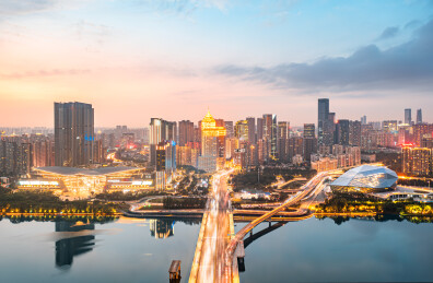 中国辽宁浑河北岸现代建筑夜景航拍图