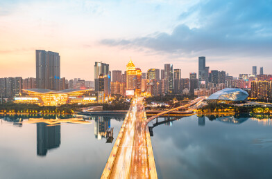中国辽宁浑河北岸现代建筑夜景航拍图