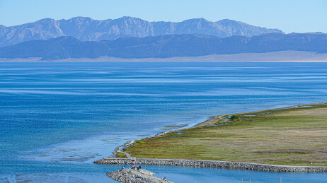 中国新疆赛里木湖湛蓝湖畔远景