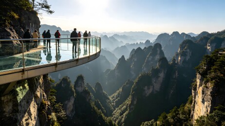 游客在玻璃栈道上欣赏壮丽山景