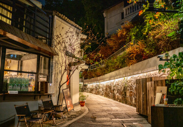 石墙灯影中 南宋御街静谧夜巷景致