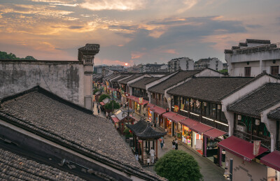 航拍视角下 南宋御街夜市灯火与古街交织