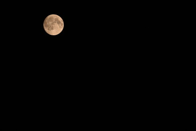 黑夜中的满月，高清月亮特写摄影