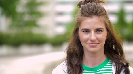 a young lady sits at a table and talks with an old woman_站酷