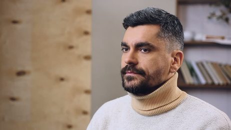 hungryyoungmangreedilyeatinghamburgerandfrenchfriesinfastfood