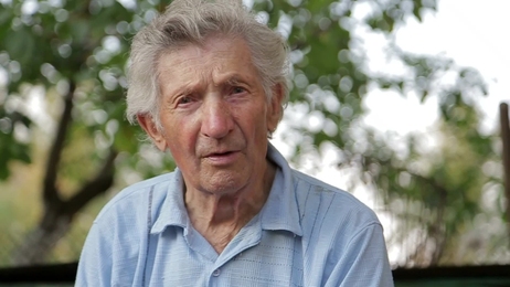 oldmanlaughingportraitchinesemanlaughingandhappyinpark