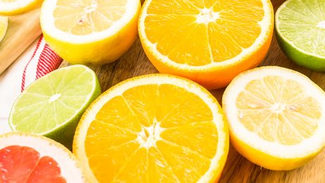 juiceorangelemonkiwipouredintoglass
