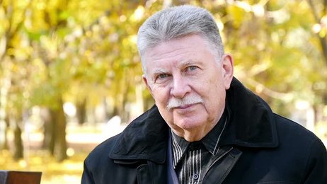 oldmanlaughingportraitchinesemanlaughingandhappyinpark