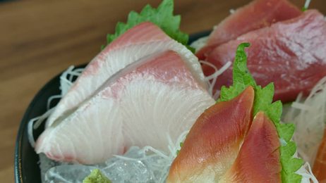 bakedinovenseafishwithlimeolivesandoniongrilledfishonplate