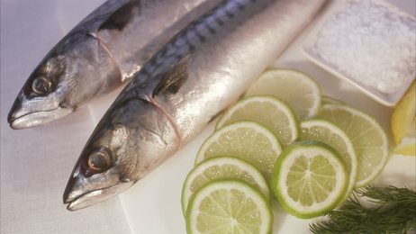 bakedinovenseafishwithlimeolivesandoniongrilledfishonplate