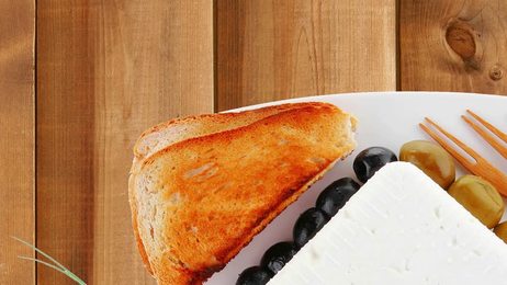 meatfoodroastedfilletmignonplatewithtomatoesapplesandchilipepper