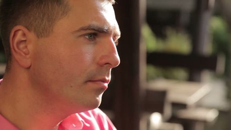 hungryyoungmangreedilyeatinghamburgerandfrenchfriesinfastfood