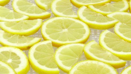 juiceorangelemonkiwipouredintoglass